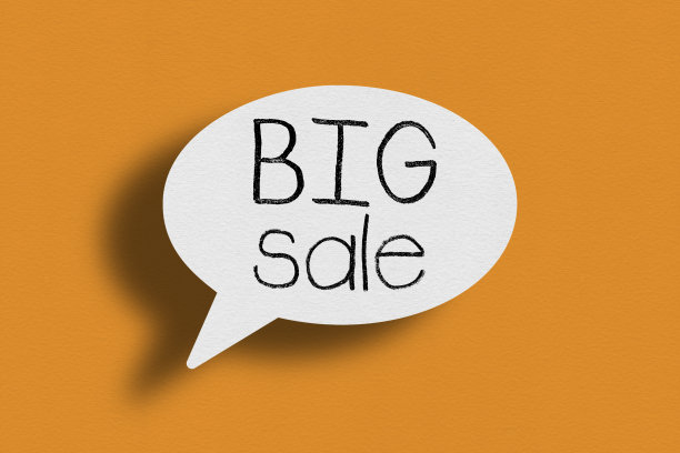 橙色背景上的语音气泡，大减价图片下载