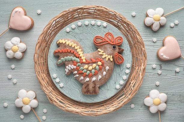 姜饼的形状像一只公鸡，花朵和心形的纹理木材图片下载