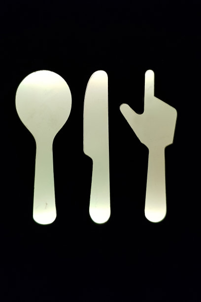 彩色标志喂塞和汤匙特写。图片下载