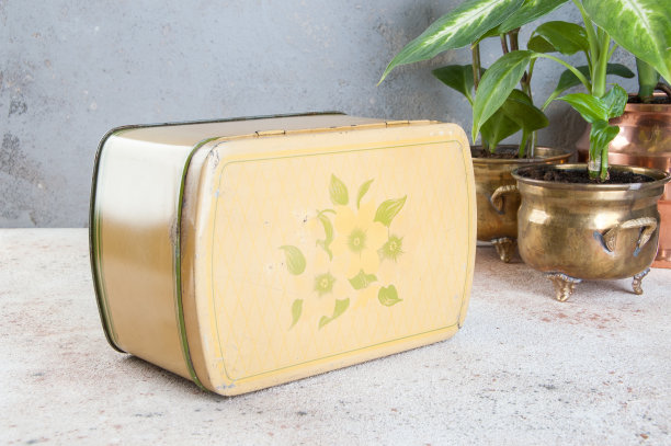 老式的黄色铁盒图片下载