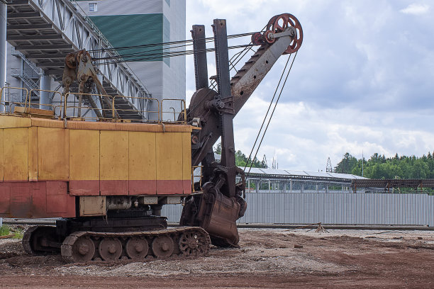 采石场的黄色履带挖掘机图片下载