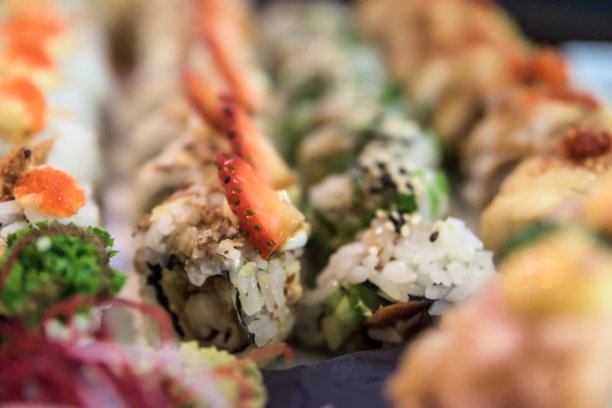寿司卷的照片-日本食物在餐厅-特写图像图片下载