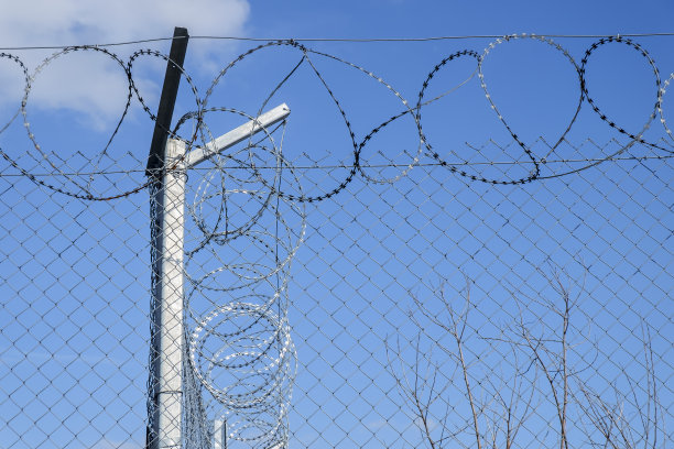 安全护栏，高金属，带刀片网图片下载