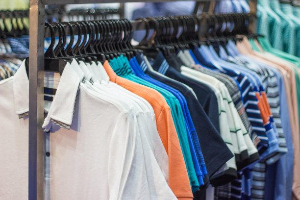 泰国购物中心的多色衣架上的男士服装图片下载