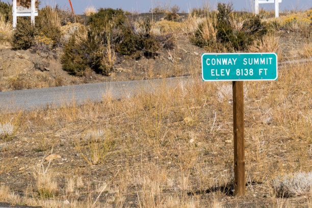 加州莫诺县395高速公路上的康威峰会标志图片下载