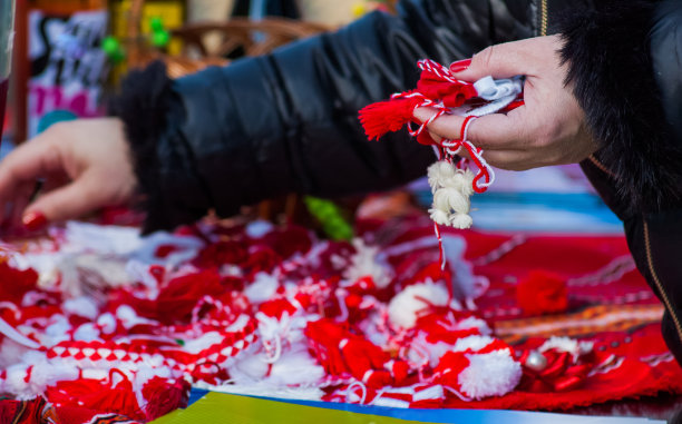 在户外，手持红白两色传统马提尼卡和马提尼卡的女子。图片下载