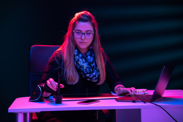 女孩插画平面设计师工作图纸抓取数字笔图片下载