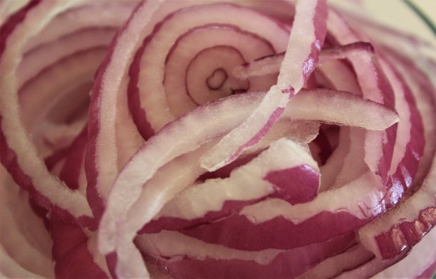 红洋葱片盛于清碗内图片下载