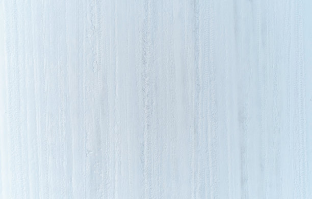 雪地上有汽车的痕迹。航拍照片。图片下载