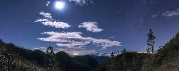 月亮和云的全景夜景照片图片下载