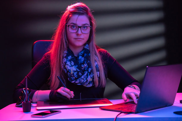 年轻女子插画平面设计师看着相机图片下载