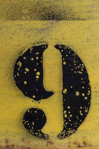 破裂的黑色数字模板绘制在黄色的背景图片下载