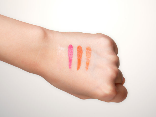 手背彩妆色霜纹理。口红、指甲油。图片下载