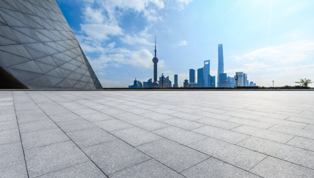 上海空荡荡的广场楼层和背光的城市天际线图片下载