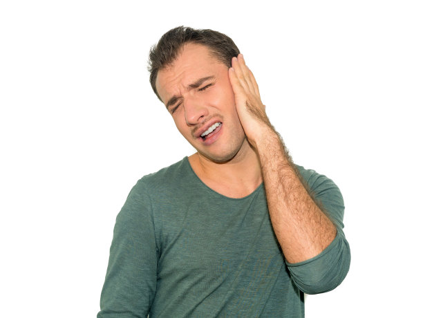 照片的病人男性有耳朵疼痛触摸他痛苦的头孤立在灰色的背景图片下载