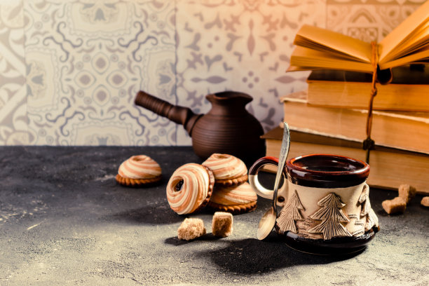 咖啡杯，书和饼干。蒸咖啡杯和传统土耳其咖啡壶cezve。舒适的家庭氛围，阅读和休息图片下载