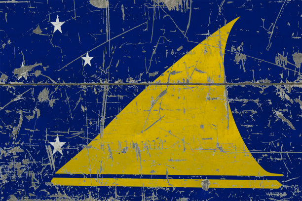 破旧的托克劳旗帜上刻有划痕的木头表面。国家的背景。图片下载