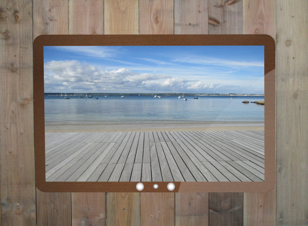 平板电视设置在木板墙电视报道图片下载