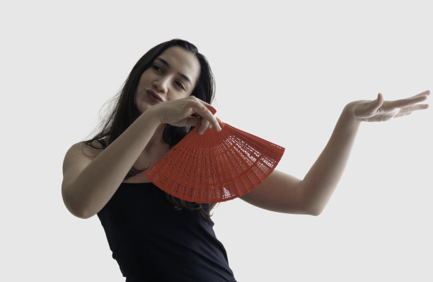年轻女子玩扇子的肖像图片下载