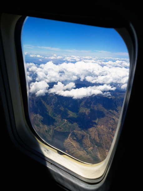 云在山脉上空的鸟瞰图图片下载