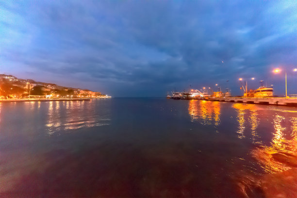 Sinop港口的夜晚图片下载