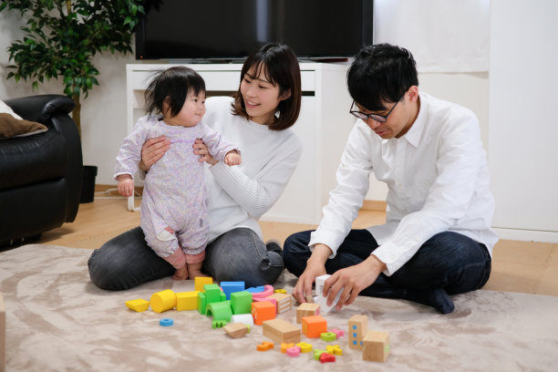 爸爸在家里和宝宝玩图片下载