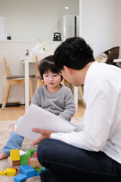 父亲在家里给孩子读书图片下载