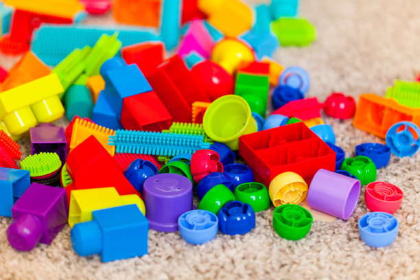 玩具大块不同的颜色在地毯上图片下载