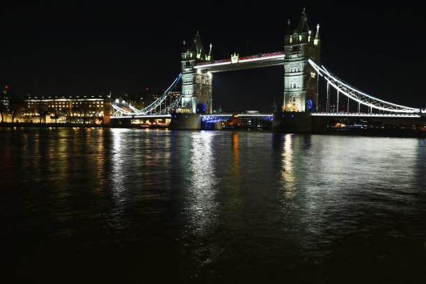 伦敦塔桥和泰晤士河全景夜景照片图片下载