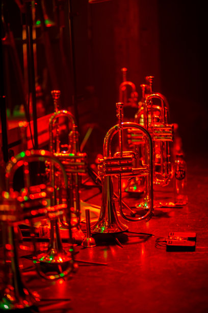 红色聚光灯下的铜管乐器图片下载