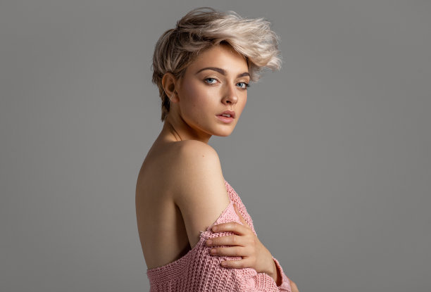 年轻女人的时尚肖像与短时尚的发型孤立在灰色背景与复制空间图片下载