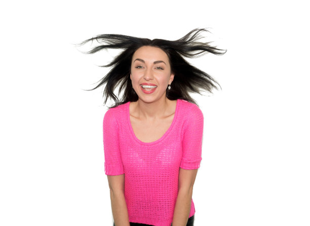 欢快，滑稽，滑稽的女孩有飞行的头发孤立在白色的背景，享受风流动图片下载