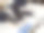 技术人员在桌子上修理坏掉的智能手机图片下载
