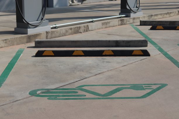 车站楼层电动汽车充电停车标志图片下载