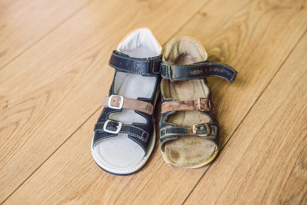 新旧儿童矫形鞋。托马斯·希勒，足弓支撑图片下载