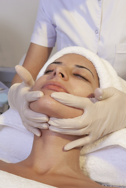 年轻女性完美的皮肤，毛巾在头上，美丽的照片概念，皮肤护理，水疗概念，治疗，面部按摩。图片下载