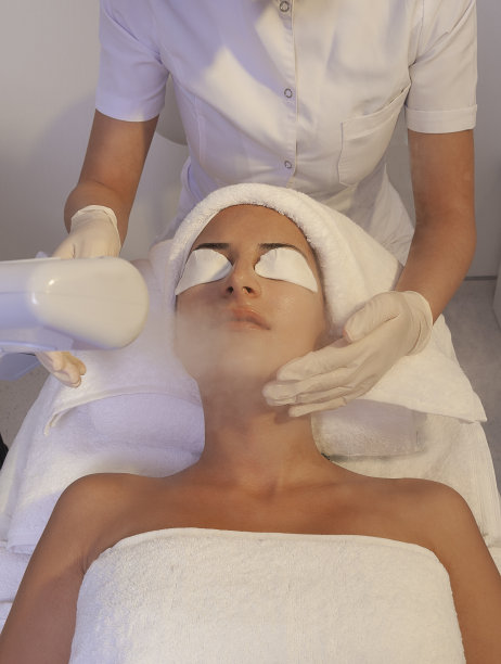 年轻女性完美的皮肤，毛巾在头上，美丽的照片概念，皮肤护理，水疗概念，治疗，面部按摩。图片下载