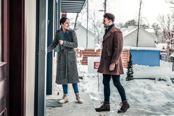 房地产经纪人穿着牛仔裤打开房门图片下载