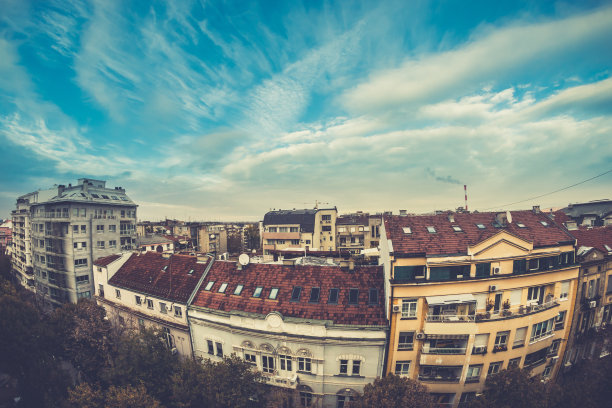塞尔维亚贝尔格莱德的城市,。阳台上可以看到老城的景色，有五颜六色的建筑和屋顶。鱼眼镜头拍摄。图片下载