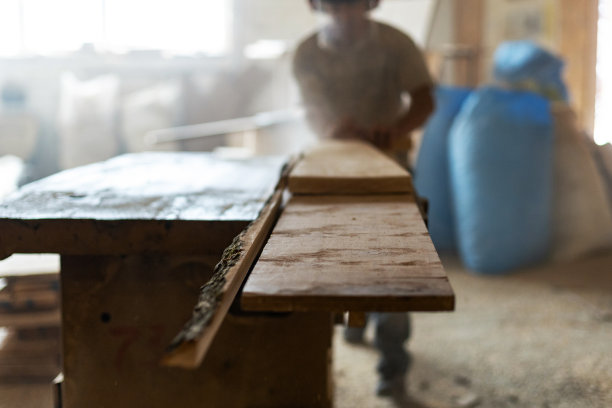 高品质的木材概念。桌子上的大木板照片，背景是模糊的难以辨认的手工图片下载
