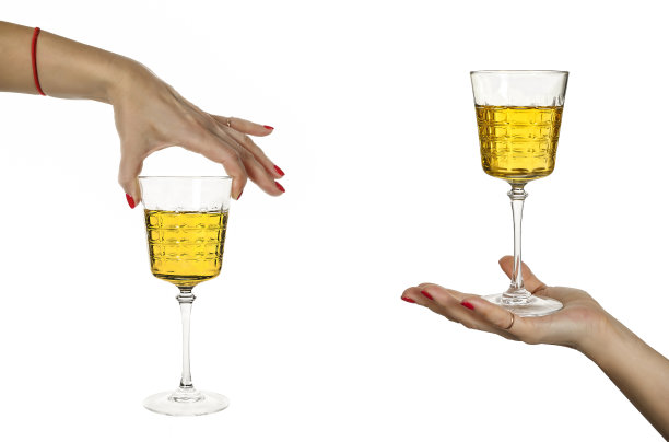 烈性酒、玻璃杯、威士忌、格拉巴酒、葡萄酒、女人的手图片下载
