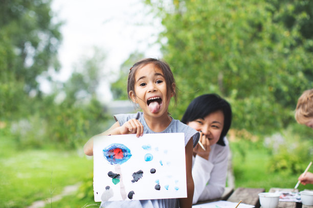 妈妈和她的孩子们一起画画图片下载