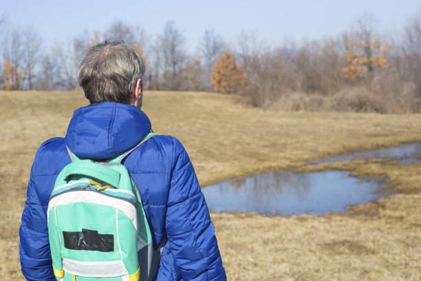 一名成年男子在冬末阳光明媚的日子，在乡间远足图片下载