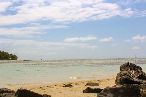 毛里求斯位于印度洋，是一个靠近非洲的热带岛屿，拥有美丽的海滩、极限运动和完美的天空，可以作为度假和旅游照片的背景图片下载