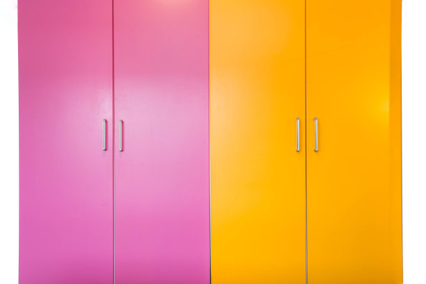 色彩鲜艳的粉色和橙色的墙和新粉刷的衣柜门，门是封闭隔离的白色图片下载