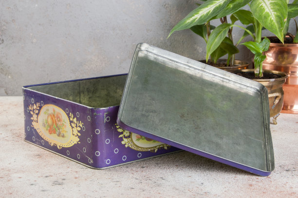 打开古老的紫色锡盒图片下载