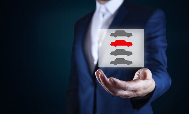 商人在屏幕上手持汽车图片下载