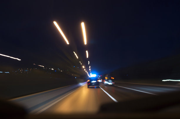 长曝光道路照片在夜里。图片下载