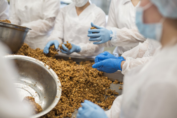 在糕点工厂做饼干。图片下载