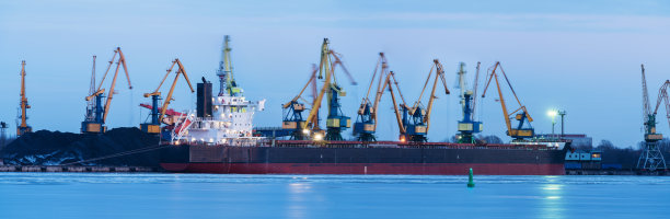 里加港一艘巨型货轮的全景照片图片下载
